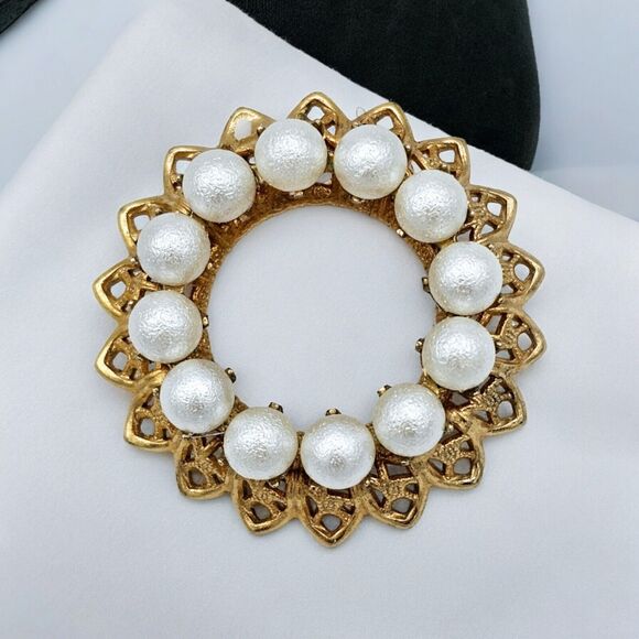 Vintage Couture Pearl Brooch Imitation Open Circle Round Gold Tone Estate Pin - Picture 7 of 7